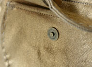 フロントポケットはマグネットボタン付き。