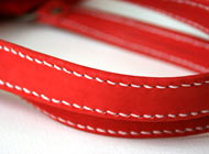 赤いレザーハンドルは一針一針手縫い仕上げ。